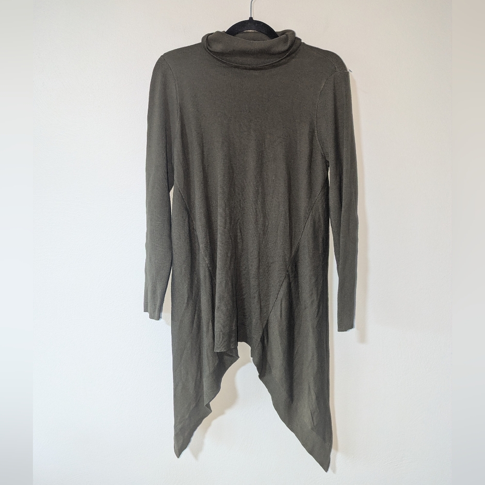 M Chico's Green Turtleneck Sharkbite Hem Lightweight Sweater